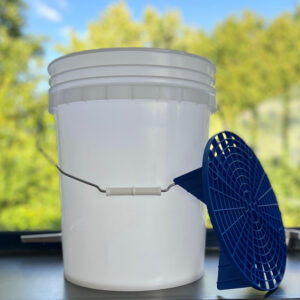 Standard wash bucket with grit guard