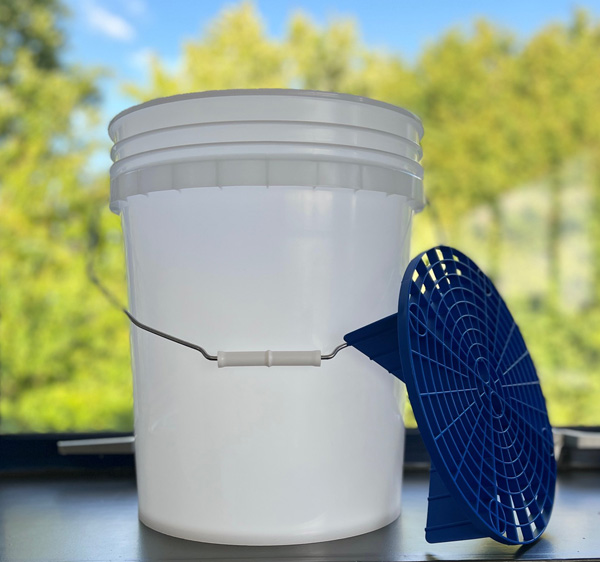 Standard wash bucket with grit guard